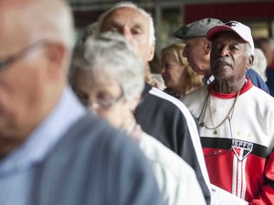 Lares dependentes da renda de aposentados cresceram 12% em um ano