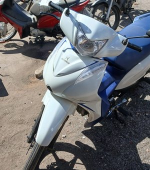 Homem é flagrado empurrando cinquentinha com dois capacetes em Arapiraca