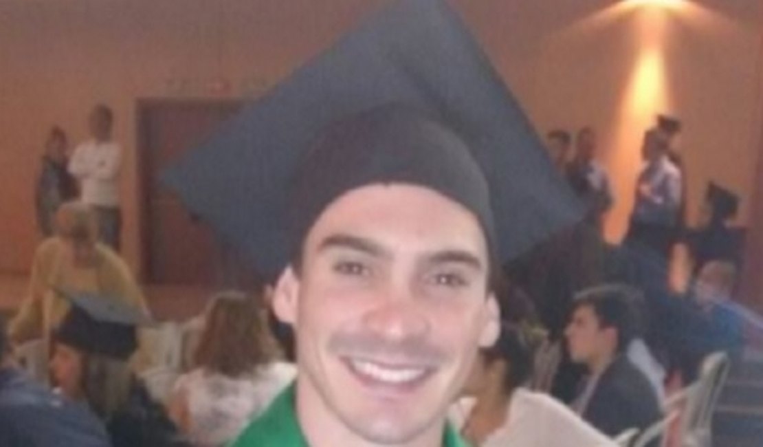 Campeão olímpico Arthur Zanetti se forma em Educação Física