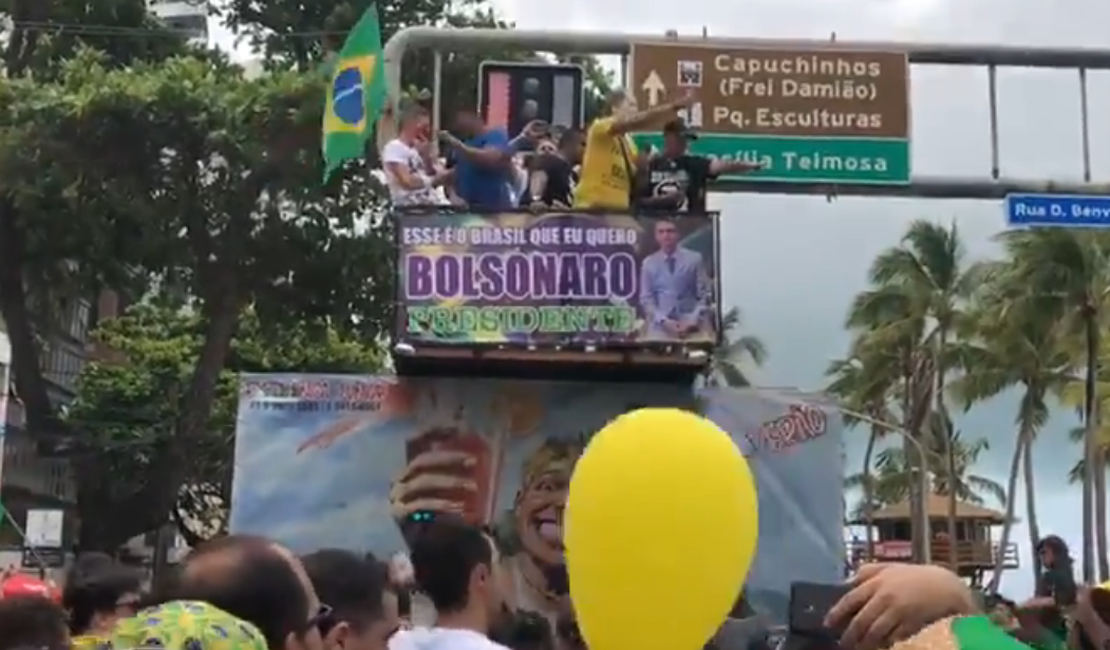 Ato pró-Bolsonaro em Recife tem música que compara feministas a cadelas