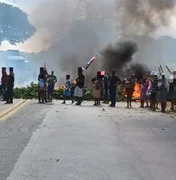 Moradores voltam a protestar na BR-104, em Messias, contra ordem de despejo