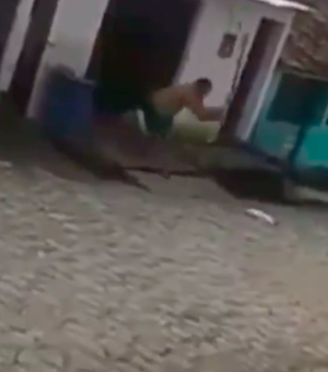 Homem é preso após ser flagrado matando gato com pauladas em Cajueiro