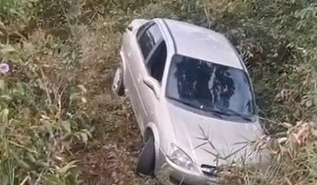 Veículo é encontrado abandonado em área de mata no Benedito Bentes