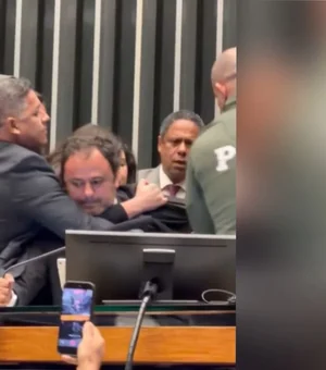 Glauber se manifesta após ser retirado à força do plenário da Câmara