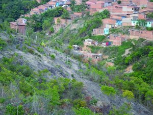 Dupla atira contra policiais na Grota do Macaco, em Maceió