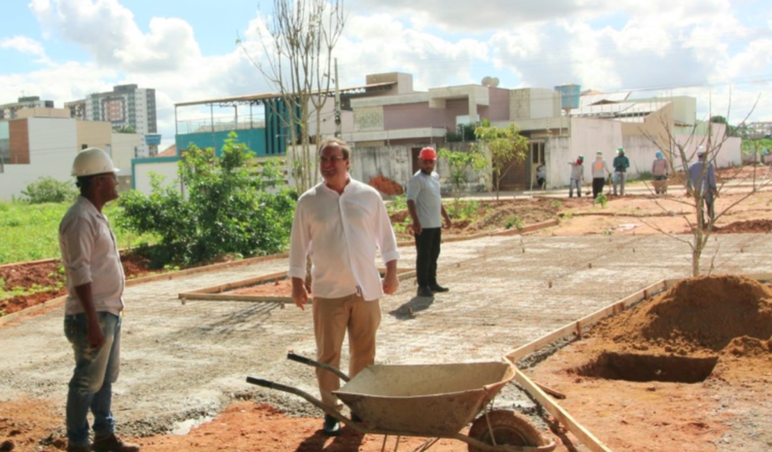 Luciano vistoria obras de construção de escola de tempo integral e ampliação da Área Verde