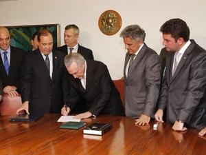 Em 1ª reunião ministerial, Temer rebate acusação de que seu governo seria ilegítimo