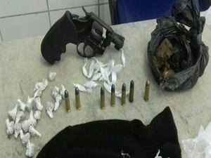 Arma, drogas e munições são encontradas com jovem