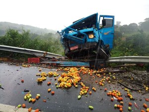 Caminhões colidem e carga de verduras se espalha em trecho da BR-104