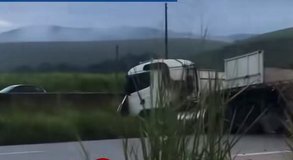 Carreta destrói ponto de ônibus, atropela pessoas e deixa feridos na BR-101 em Messias