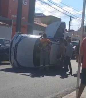 Carro capota no bairro do Poço, em Maceió; um dos ocupantes estava embriagado