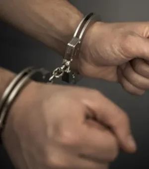 Homem é preso após furtar loja de roupas na Avenida Deputado José Lages