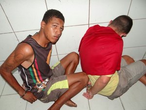 Dupla é presa transportando 27 tabletes de maconha em carrinho de mão