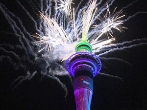 Já é 2021 na Nova Zelândia; australianos começam a se reunir para a virada