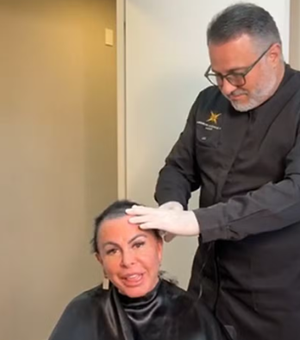 Gretchen raspa cabeça em live antes de iniciar transplante capilar