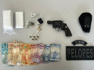 Mulher é flagrada com drogas e revólver escondido em fundo falso em Arapiraca
