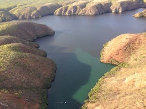 Mancha reaparece no Velho Chico e abastecimento de água é interrompido