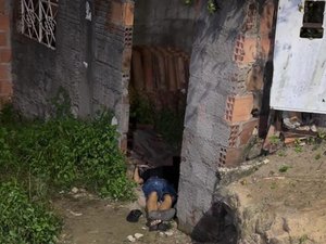 Jovem é arrastado por grupo encapuzado e é executado em grota de Maceió