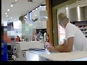 [Video] Câmera de segurança flagra furto em quiosque de shopping em Maceió