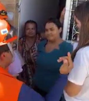 Moradores devem sair de suas casas devido risco de deslizamento de barreira, diz Defesa Civil
