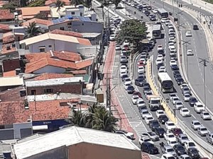 Motoristas reclamam de congestionamento na AL-101 Norte