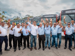 Prefeitura entrega mais 21 ‘Geladões’ e reforça frota de ônibus