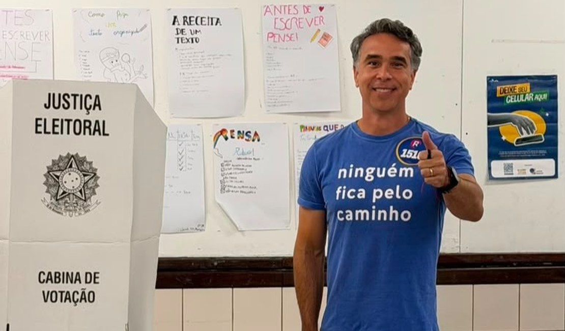 Rafael Brito vota em Maceió e reafirma compromisso com a educação em Alagoas
