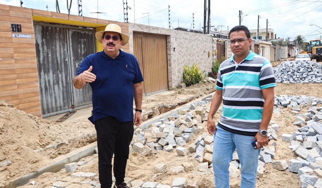 Prefeito de Rio Largo, Gilberto Gonçalves fiscaliza obras de drenagem e pavimentação