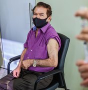 Ex-prefeito José Alexandre é um dos primeiros idosos a tomar a vacina em Arapiraca