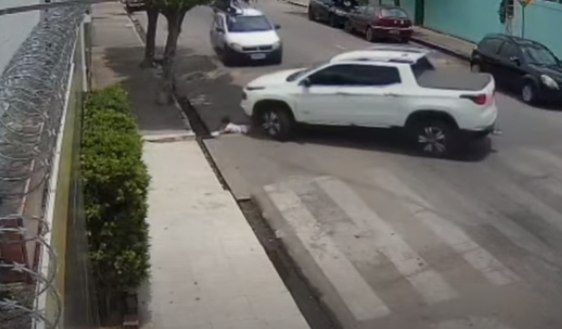 [Vídeo ] Pai faz alerta após quase atropelar filho ao sair da garagem em Arapiraca