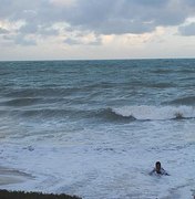 Marinha alerta para ressaca com ondas de até 2,5 metros em Alagoas