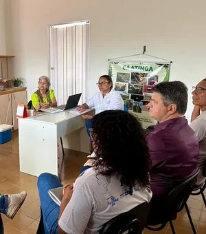 Marcela Barros entrega cestas básicas para alunos da EJA em Novo Lino