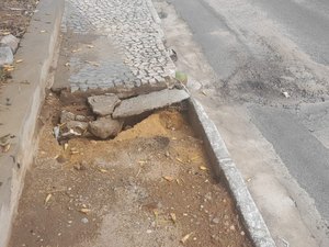 Após temporal, vias públicas amanhecem danificadas em Arapiraca