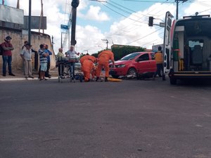 Motociclista é atingido por carro ao realizar conversão proibida