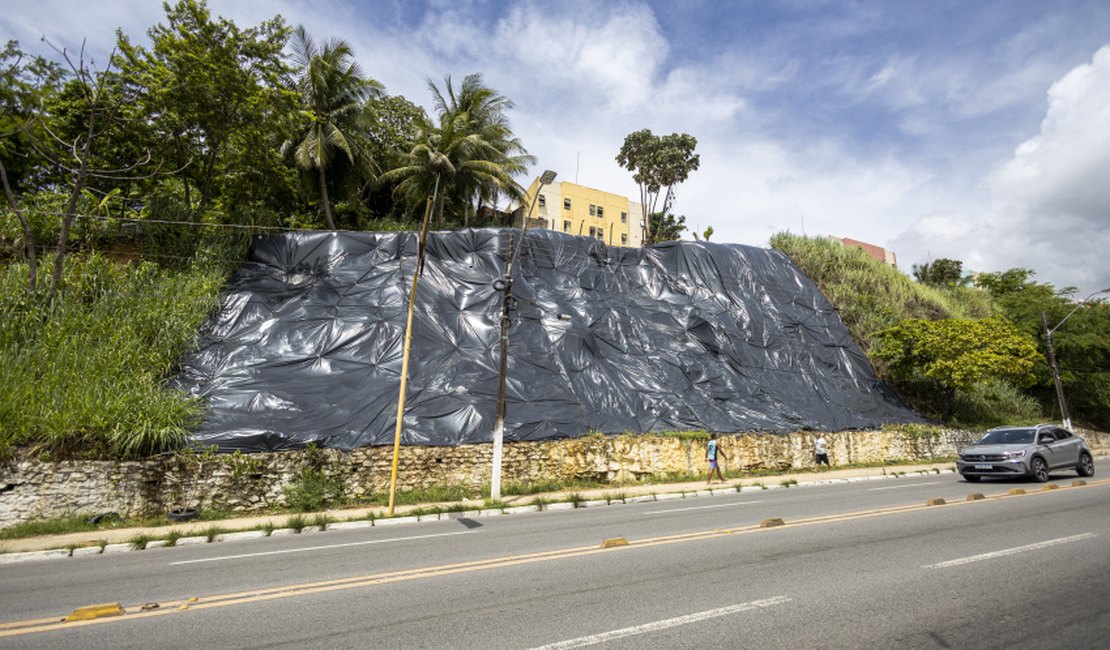 Mais de 100 encostas já foram protegidas com 22 mil metros de lonas em 2024