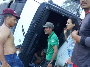 Caminhão tomba em São José da Laje e motorista é socorrido com dores no braço e na costela