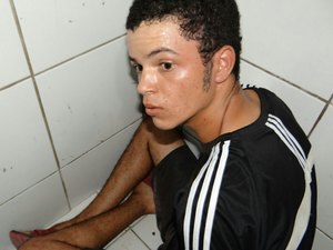 Assaltante é abordado e preso minutos depois de roubar celulares de transeuntes 