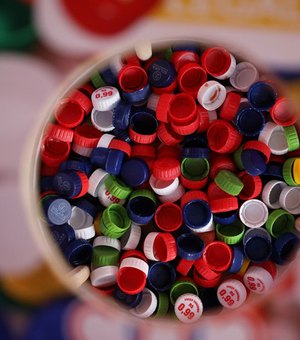 Doe tampinhas: Alagoas é o 3º Estado que mais recicla tampas de plástico no país