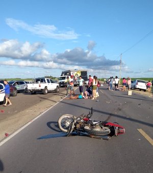 Colisão entre carro e moto deixou três pessoas feridas na AL-220