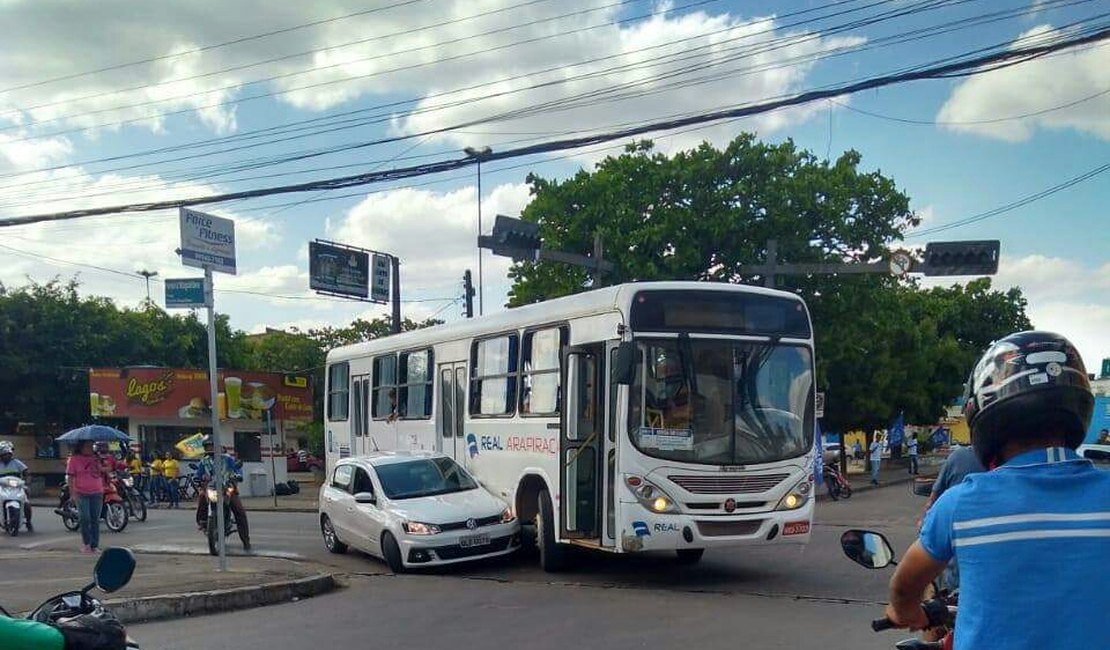 Ônibus e carro colidem e causam acidente em praça de Arapiraca