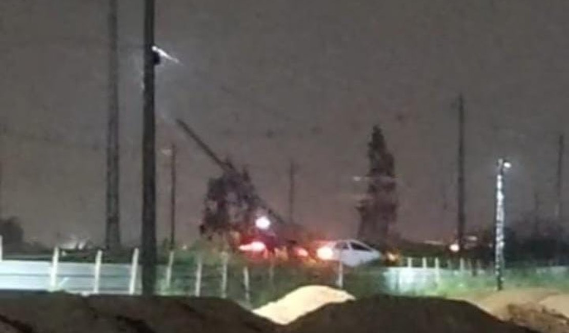 Carro colide e derruba poste de energia na rodovia AL-220 em Arapiraca