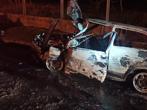 Motociclista morre e veículo pega fogo após colisão na AL 125, em Olivença