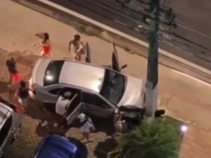 Motorista embriagado colide contra cinco carros estacionados e acaba preso, em Maceió