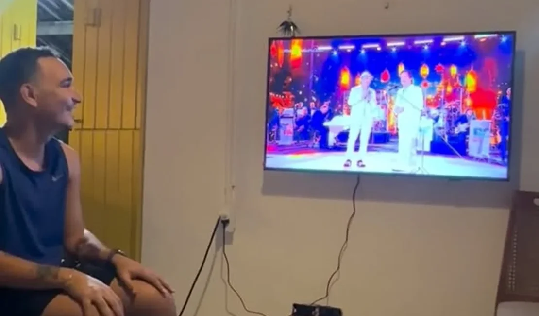João Gomes se emociona com participação em especial de Roberto Carlos
