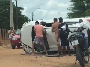 [Vídeo] Carro capota na zona rural de Arapiraca após motorista perder o controle da direção em curva