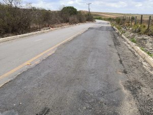 [Vídeo] Após apelo de moradores, Estado e Município consertam estrada na Vila Fernandes