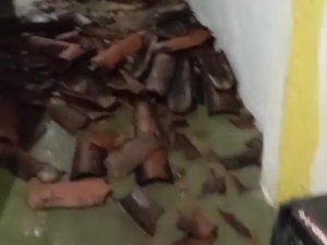 [Vídeo] Após chuvas, telhado de residência desaba e assusta moradores em Matriz de Camaragibe