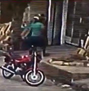 Câmeras de segurança flagram homem invadindo imóvel em Arapiraca
