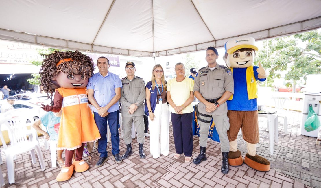 Tia Júlia destaca importância da educação no trânsito durante blitz educativa em Palmeira dos Índios