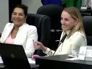 Em tom de brincadeira, vereadora 'mostra dedo' para colega em sessão